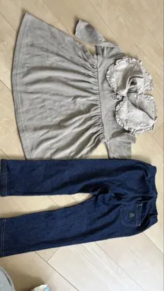 グレーのフリル付きトップスとデニムパンツセット