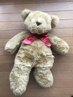 ベージュのクマ型ぬいぐるみ