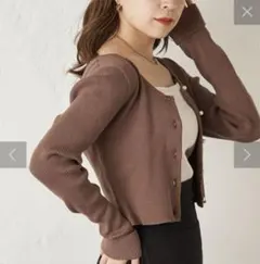 who’s who Chico フーズフーチコ　パールボタン短丈リブニット