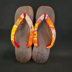 花柄鼻緒の木製下駄