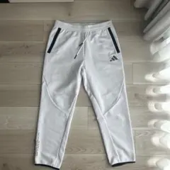 adidas ホワイト ストレートパンツ