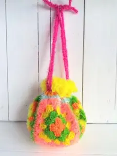 ネオンカラーの巾着バッグ　カラフルでキラキラのグラニースクエアバッグ