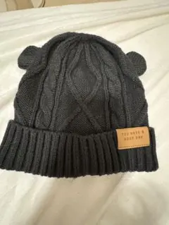 ダークグレー ケーブル編み 耳付きニット帽