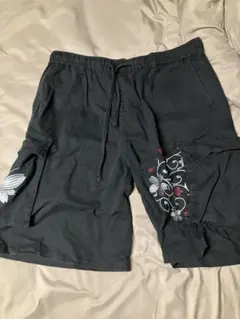 雅結 刺繍入り黒カーゴショーツ