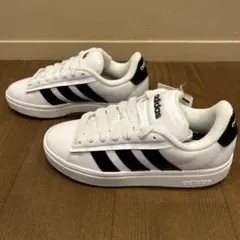 新品 アディダス adidas カジュアルスニーカー 25cm 白黒