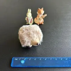 ハリネズミ、うさぎ、キツネ置きもの