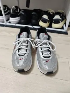 NIKE INITIATOR スニーカー シルバー/レッド 28.5cmのサムネイル