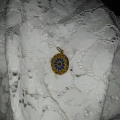 ノートルダム　大聖堂　土産　ペンダント　ステンドグラス　エマイユ　フランス　金色 フランスお土産 ノートルダム寺院 ステンドグラスネックレス