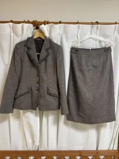 ブラウンジャケットとスカートのセットアップ