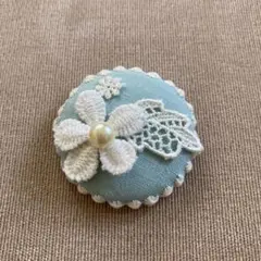 ミナペルホネン水色の花モチーフブローチ ハンドメイド