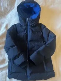 黒いダウンコート フード付き