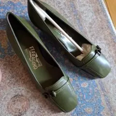 FERRAGAMO オリーブグリーン パンプス
