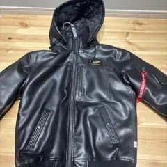 アルファ インダストリーズ フェイクレザーフーデッドリブジャケット【ブラックM】