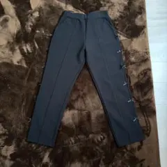 リボン付き黒スリムフィットパンツ