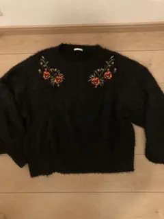 刺繍入り黒ニットセーター