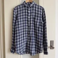 ネイビーとホワイトのチェック柄長袖シャツ