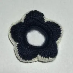 かぎ針編み 花形シュシュ【ネイビー×ホワイト】