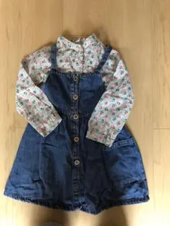 デニムワンピースと花柄シャツ