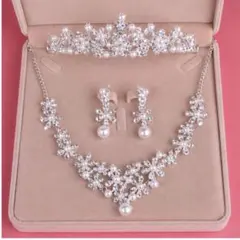 【赤字特価】3点セット ウェディングアクセサリー　ティアラ&ピアス&ネックレス