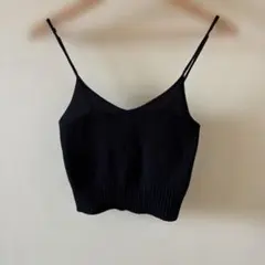 黒いニットキャミソール