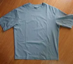 ユニクロ オリーブグリーンTシャツ