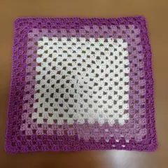 紫と白のかぎ針編みグラニースクエアのマルチカバー約20cm