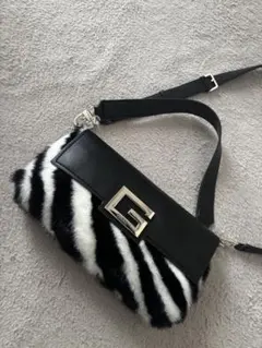 GUESS ゼブラ柄 ファー ショルダーバッグ