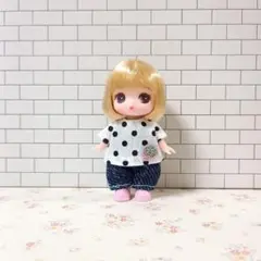 ぷちリカちゃん服　苺モチーフのドット柄トップス&ボトム　ハンドメイドのサムネイル