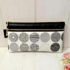 北欧風サークル柄×黒　ダブルファスナーポーチ　ラミネート通帳入れ
