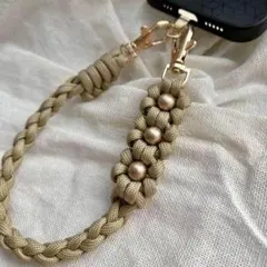 花3つ　パラコード　ハンドストラップ　ベージュ　ストラップ　スマホ