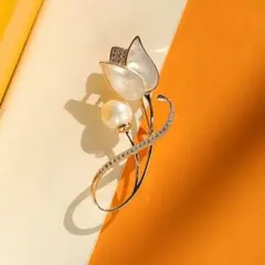 白シェル パール フラワーブローチ ゴールド ラインストーン 華やか 大ぶり