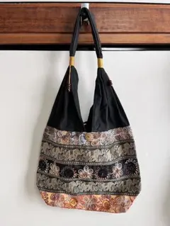 刺繍とビーズ装飾のグラニーバッグ　ハンドメイド