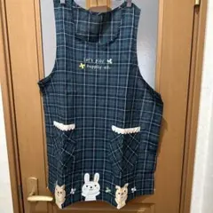 保育士　ウサギ刺繍のチェックエプロン