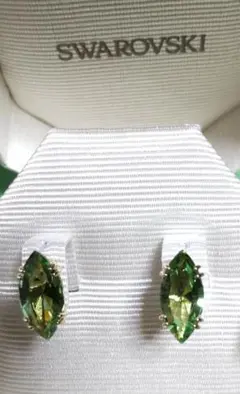 SWAROVSKI グリーン マーキスカットピアス