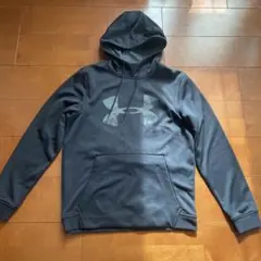 アンダーアーマーのロゴ入りのブラックパーカーです。着回ししやすいデザインです。