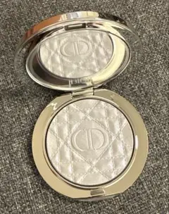 05 ディオールスキン フォーエヴァー グロウ ルミナイザー