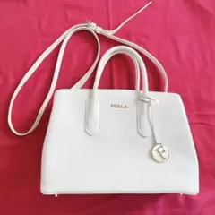 みゅう様専用 FURLA ホワイト ショルダーバッグ　ハンドバッグ　（布袋つき）