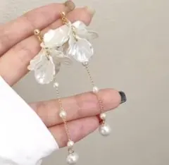シェルパールイヤリング　ウェディング　揺れる　結婚式パーティー　花びら　夏