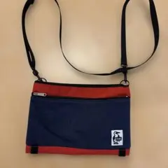 ネイビーとレッドのキャンバスサコッシュ