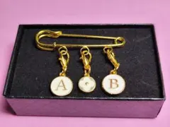 ハンドメイド ブローチ A B チャーム 商品番号「HA」