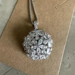 新品同様★花★キュービックジルコニアクリスタルネックレス