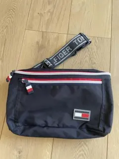 Tommy Hilfiger ブラックボディバッグ