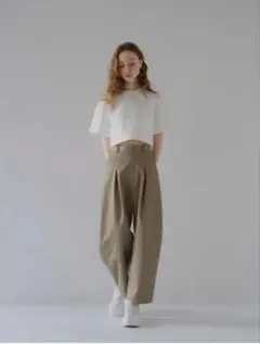 PINUE ダブルタックチノパンツ ベージュ xsサイズ - メルカリ