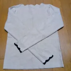 ベージュ スカラップネック 長袖ニット