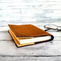 ブックカバー　手帳カバー　フェルトに 刺繍　茶色とクリーム色　名入れ