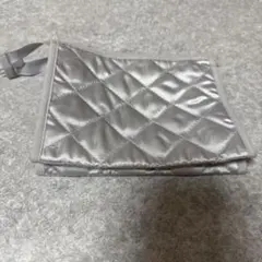 シルバー キルティング トラベルポーチ