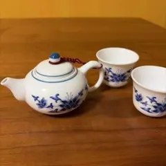 中国茶器　青い花模様の急須と茶碗セット