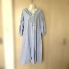 ライトブルー Vネック 刺繍 ロングワンピース　マタニティにも◎のサムネイル