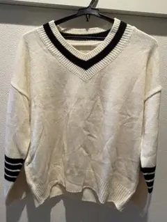 アイボリー Vネックニットセーター
