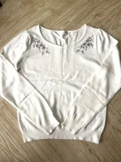 アイボリー 長袖薄手ニット フラワー刺繍